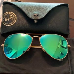 Green aviator Ray-Bans